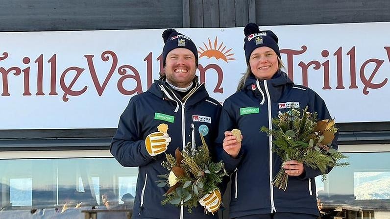 Olle Collberg och Karin Abrahamsson svenska mästare i telemark 2026. Foto: Privat.