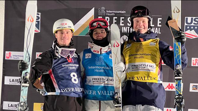 Prispallen i Deer Valley med Matt Graham, Mikaël Kingsbury och Walter Wallberg. Foto: Harald Marbler
