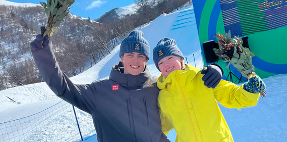 Victor Knutsen och Estrid Fahlén firar medaljerna i ungdoms-OS. Foto: EYOF 2025