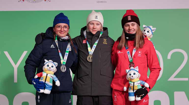 Medaljörerna med sina medaljer, Gaetane Breniaux, Frankrike som tog silver, guldmedaljören Malva Nisen och bronsmedaljören Nina Cantieni, Schweiz. Foto: EYOF Bakuriani 2025.